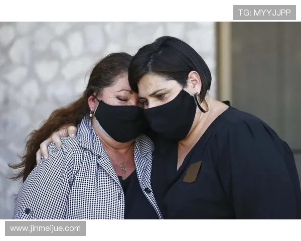 詹姆斯与女儿朱莉及网红Tylil James同台秀舞 老詹表情神态引热议
