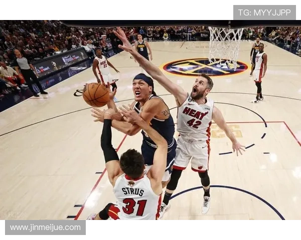 艾顿抢后场篮板意外脱手无人干扰球却直接出界令人哭笑不得