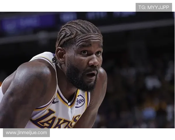 艾顿上半场高效表现 4投3中贡献6分5板2助 正负值+8彰显影响力 艾顿上半场高效表现 4投3中贡献6分5板2助 正负值+8彰显影响力